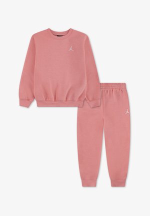 Felpa rosa in misto cotone con maniche lunghe e scollo rotondo, abbinata a pantaloni sportivi rosa coordinati. Entrambi presentano un dettaglio logo bianco.