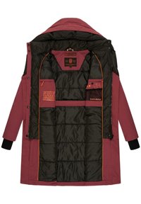 Bordeaux parka takki, jossa on musta tikattu vuori, oranssit yksityiskohdat, useita sisätaskuja ja nyöritettävä huppu.
