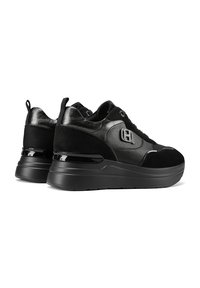 Sneakers neri realizzati con una combinazione di pelle liscia e suede, caratterizzati da una suola spessa e rialzata e da un accentuato logo laterale.