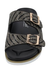Svart slide-sandal med två spännremmar prydda med rhinestones, med en texturerad ovandel och en kontrasterande vit och gul sula.