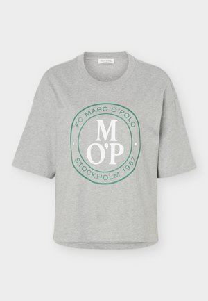 Ανοιχτό γκρι κοντομάνικο T-shirt με πράσινο κυκλικό λογότυπο που γράφει "FC Marc O’Polo Stockholm 1967" και λευκά αρχικά "M O’P".