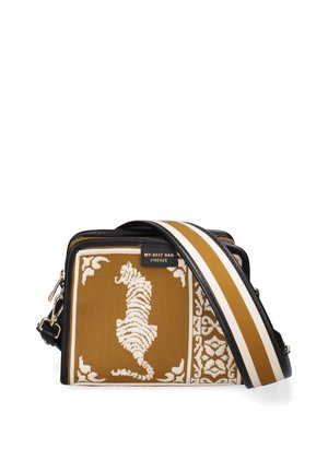 Rektangulær brun og hvid crossbody taske med tigerdesign, sort kant, dekorative mønstre og bred stribet skulderrem.