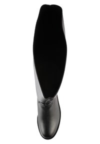 Zwarte leren kniehoge laars met een platte zool, ronde neus en gestructureerde bovenkant. Het interieur is glad en heeft geen zichtbare hardware.