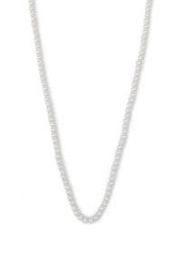 Biała perłowa naszyjnik składający się z jednorodnych koralików, ułożony w pojedynczej nitce. Gładka powierzchnia z subtelnym połyskiem.