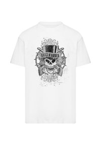 Weißes Baumwoll-T-Shirt mit einem grauen Motiv eines Schädels in einem Zylinder, umgeben von Rosen, Waffen und ornamentalen Designs.