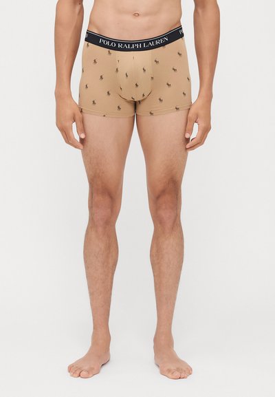 Beige boxer alsónadrág, testhez simuló fazonnal, fekete derékpánttal, amelyen a "POLO RALPH LAUREN" felirat található. Kis, sötét ló logókkal díszítve.