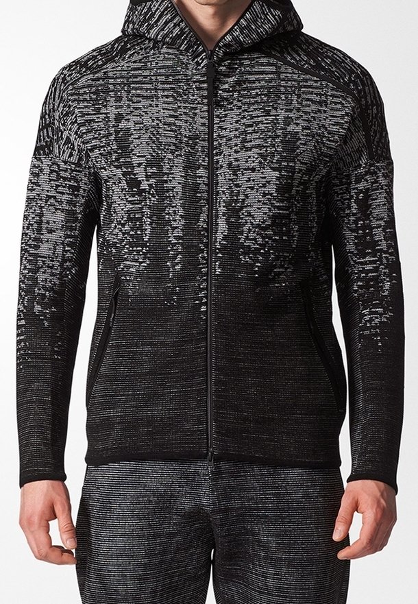 Haut de sweat zippé noir et gris à capuche. Présente une surface texturée et deux poches latérales avec une coupe ajustée.