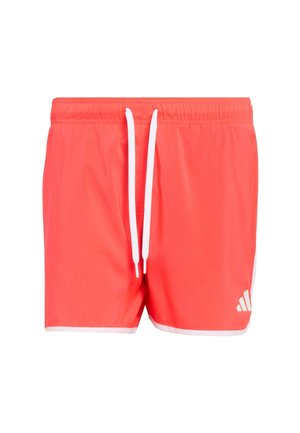 Korálové plavky s elastickým pasem a bílou šňůrkou. Mají bílé boční detaily a bílé logo vpravo dole.