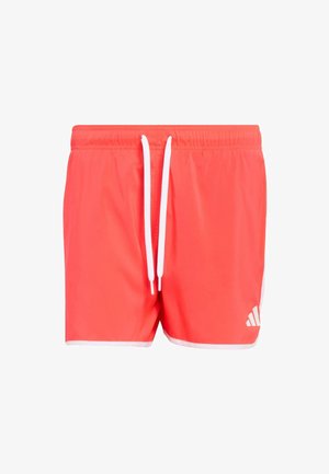 Korallenfarbene Badetrouser mit elastischem Bund und weißem Kordelzug. Mit weißen seitlichen Akzenten und einem weißen Logo unten rechts.