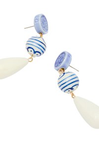 Keramiska örhängen med ett ljusblått runt pärla, en vit pärla och en randig blå-vit sfärisk pärla, med guldfästen som kopplar ihop elementen.