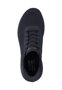 Schwarzer Sportschuh mit einem Obermaterial aus Mesh und strukturiertem Überzug. Das Design umfasst eine gepolsterte Sohle und eine Schnürung.