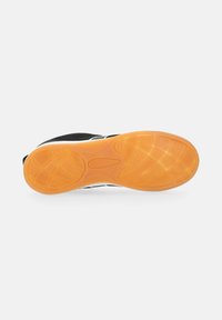 Suola di scarpa atletica nera con una suola in gomma arancione caratterizzata da un motivo testurizzato per una migliore aderenza, completata da accenti bianchi lungo il bordo superiore.