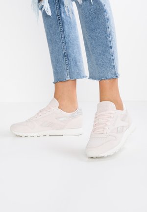 Reebok Classic, CL LEATHER SHIMMER - Sneakers basse - pale pink/silver/chalk