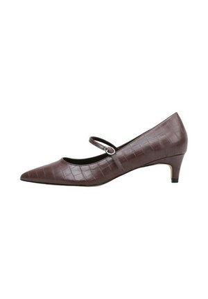 Zapato Mary Jane de cuero marrón con tacón bajo, punta puntiaguda y sutil textura de cocodrilo, con una pequeña correa con hebilla sobre el empeine.