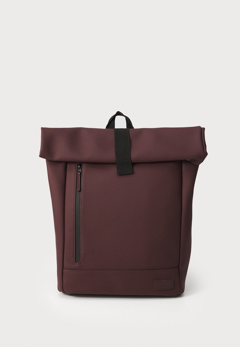 Bordeauxfarbene Rolltop-Rucksack mit einem schwarzen Riemen, ausgestattet mit einer seitlichen Reißverschlusstasche und einem glatten, strukturierten Stoff. Einfaches rechteckiges Design.