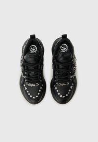 Sorte sneakers med et struktureret læderoverdel, sølvfarvede nitter og charms, polstret tunge samt logo-detalje på siden og indersålen.