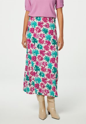 Floral maxi rok met een roze, turquoise en groene patroon op een crèmekleurige achtergrond; gemaakt van zachte stof met een vloeiende uitstraling.