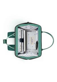 Groene en zwarte laptoptas met een ritssluiting. Het interieur heeft een gepatternde voering en compartimenten voor een laptop, notitieblokken en accessoires.