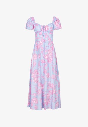 Šviesiai mėlyna gėlėta maxi suknelė su rožinėmis gėlėmis, turinti pūkuotas rankoves, kvadratinį iškirpimą ir suvarstytą liemenį, suteikianti laisvą prigludimą.