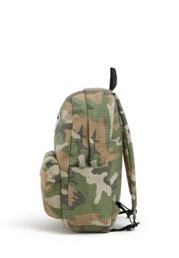 Mochila de camuflaje con patrones en verde, marrón y beige. Cuenta con correas acolchadas, un asa superior y múltiples compartimentos con cremallera.
