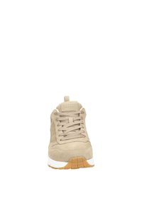 Beige Skechers sneaker met een suède en mesh textuur, beige veters, een witte middenzool en een gumrubberen buitenzool, van voren weergegeven.