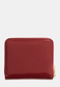 Portafoglio in pelle lucida rossa con texture liscia, chiusura a zip e angoli arrotondati. Design minimale senza accenti hardware visibili.