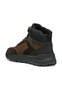 Botas de media caña marrones de ante y cuero con suela de goma negra, paneles texturizados y cordones redondos. Incluye un collar acolchado y detalle del logotipo.