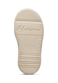 Suola di scarpa in gomma di un beige chiaro con righe orizzontali e verticali in rilievo; presenta il nome del marchio "Naturino" e la taglia "21".