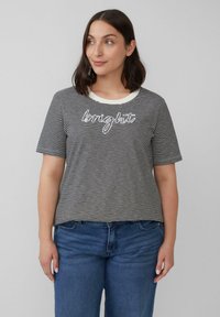 Gestreepte T-shirt met korte mouwen in zwart en wit, met een ronde halslijn en een handgeschreven "bright" graphic in het wit. Casual pasvorm.