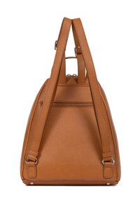 Zaino in pelle tan con spalline regolabili, superficie texture, una tasca con zip sul retro e dettagli in metallo argentato.