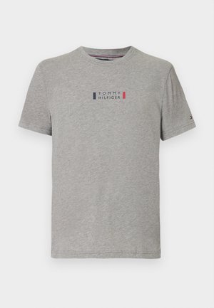 Szara bawełniana koszulka z okrągłym dekoltem, krótkimi rękawami i centralnym logo "TOMMY HILFIGER" z niebieskimi i czerwonymi akcentami.