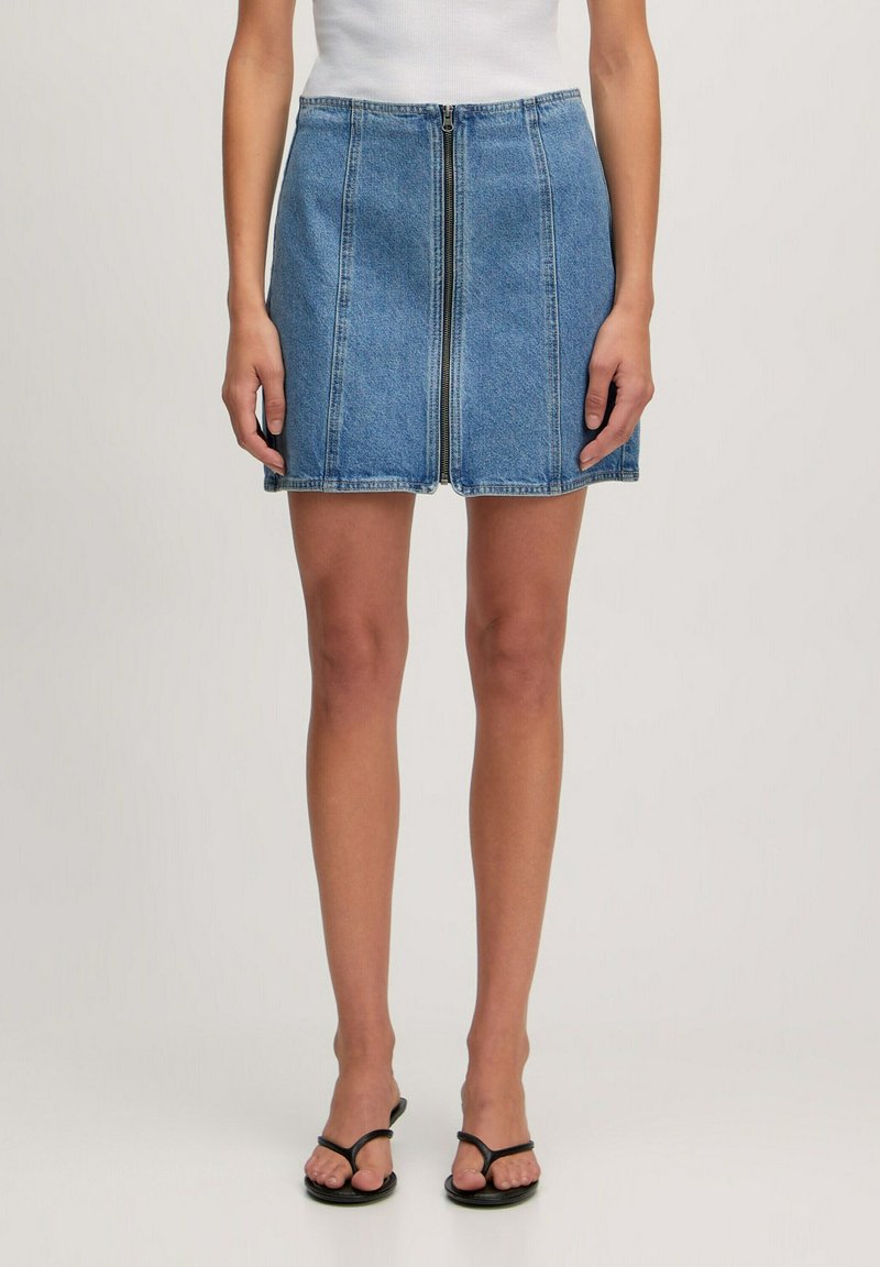 Denim-Minikleid in Hellblau, mit einem zentralen Reißverschluss, Fünf-Taschen-Design und Kontrastnähten entlang der Nähte. Flacher Bund.