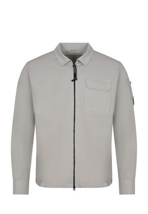 Camicia grigio chiaro a maniche lunghe con cerniera frontale, tasca sul petto con pattina e piccola tasca sulla manica sinistra.