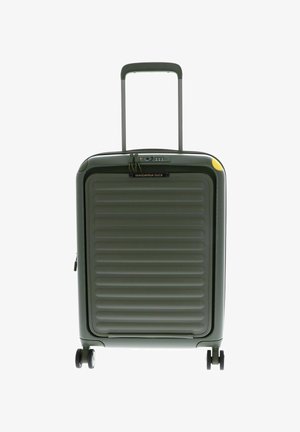 Valise rigide de couleur vert olive, avec une surface rainurée, une poignée rétractable, un verrou à combinaison et quatre roues noires pour la mobilité.