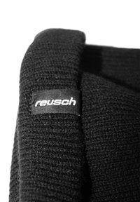 Black knitted beanie with a textured surface. Features a rectangular label with "reusch" in white text on the front.