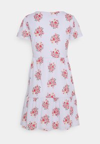 VESTIDO FLORAL EM LAVANDA CLARO COM MANGAS CURTAS, APRESENTANDO UM DESIGN EM CAMADAS E UM PATRÃO REPETIDO DE ROSAS VERMELHAS E PINK COM FOLHAS VERDES.