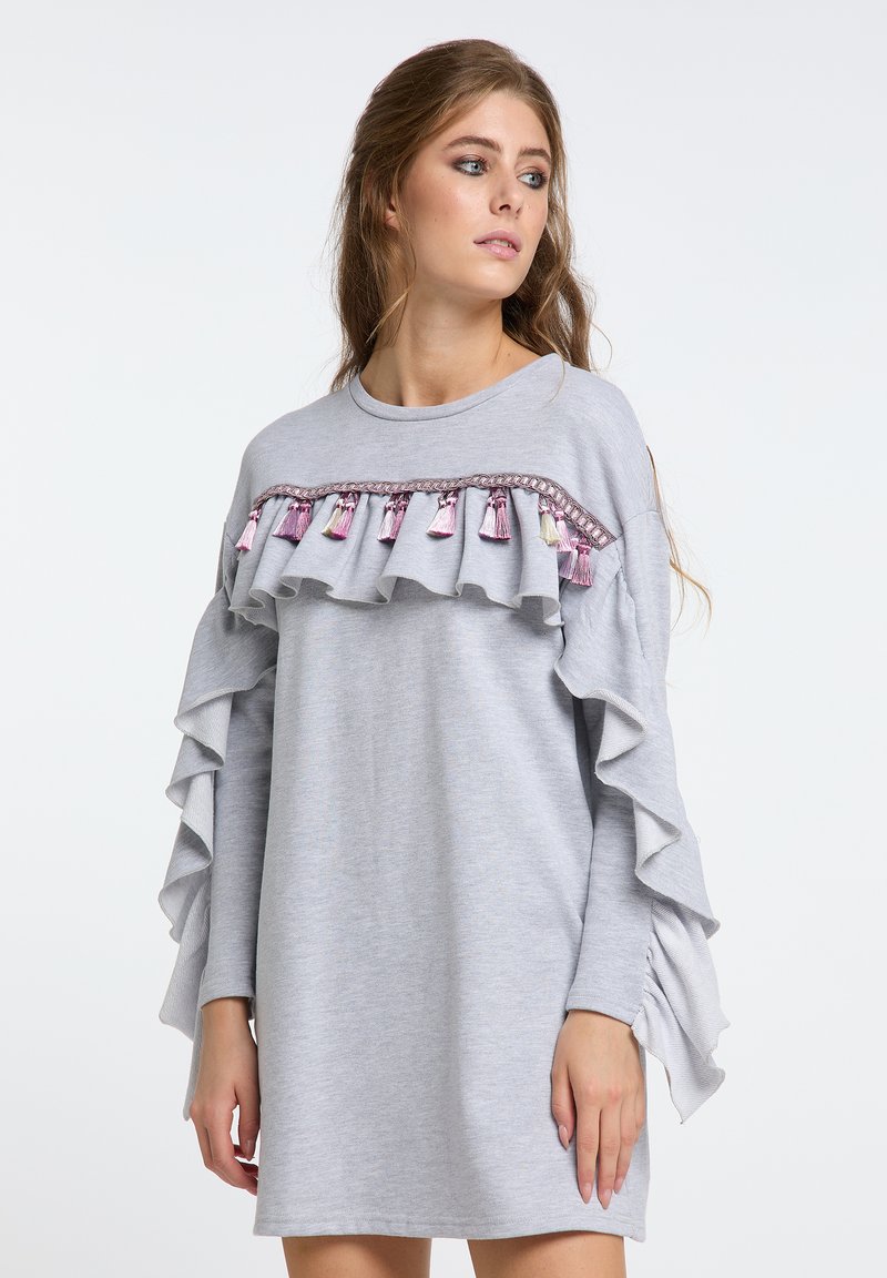 Graues Sweatshirtkleid mit Rüschenshirts, dekorativen Quasten in Pink und Weiß sowie einem runden Ausschnitt mit geflochtenem Sattel.