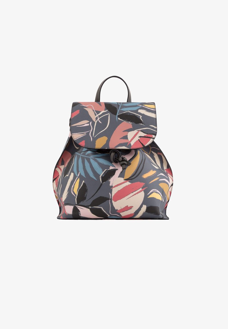 Sac à dos sur fond sombre avec un motif floral en rose, bleu et jaune. Il dispose d'une fermeture à rabat et d'une poignée supérieure pour le transport.