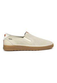 Zapatos slip-on con una parte superior de piel perforada beige, acento naranja en contraste y una suela de goma marrón claro, presentando una textura suave y un diseño minimalista.