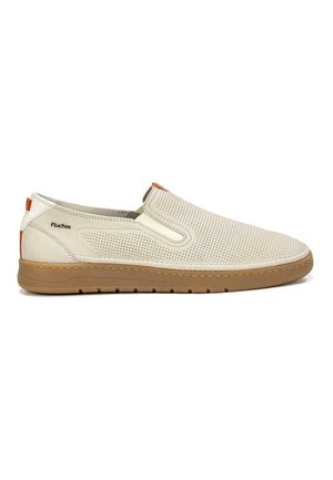 Chaussures à enfiler avec une tige perforée beige, un accent orange contrastant et une semelle en caoutchouc marron clair, présentant une texture lisse et un design minimal.