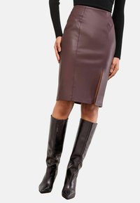 Gonna a tubino - burgundy red faux leather