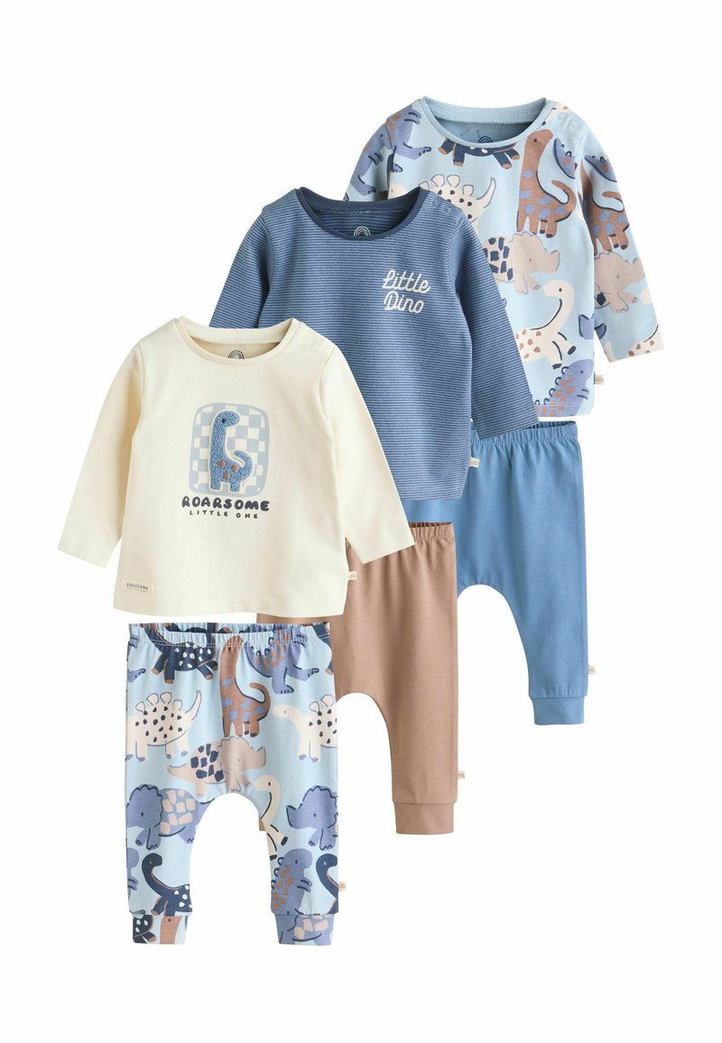 Set van kinderkleding met drie langemouwen shirts van zachte katoen met dinosaurussenprints, en bijpassende broeken in blauw en beige.