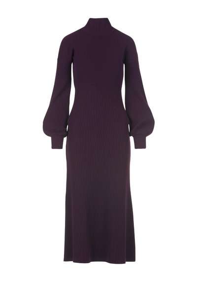 Lilla ribbet strikkjole med høj hals, lange puf ærmer og en tætsiddende liv, der går let ud ved kanten. Blød tekstur.