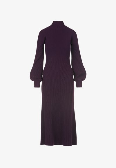 Vijolična pletena obleka z reliefnim vzorcem, visoko ovratnikom, dolgimi nabranimi rokavi in prilegajočim se zgornjim delom, ki se nežno razširi na robu. Mehak občutek.