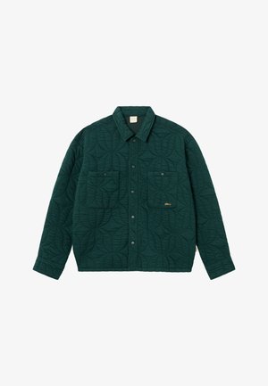 Sötétzöld steppelt dzseki kör alakú varrásmintákkal, pattintós gombos elülső résszel, két mellzsebbel és klasszikus gallérral.