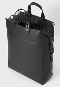 Borsa in pelle nera con un design strutturato, manici superiori, chiusura con cerniera e una tasca posteriore, che mette in mostra una texture liscia.