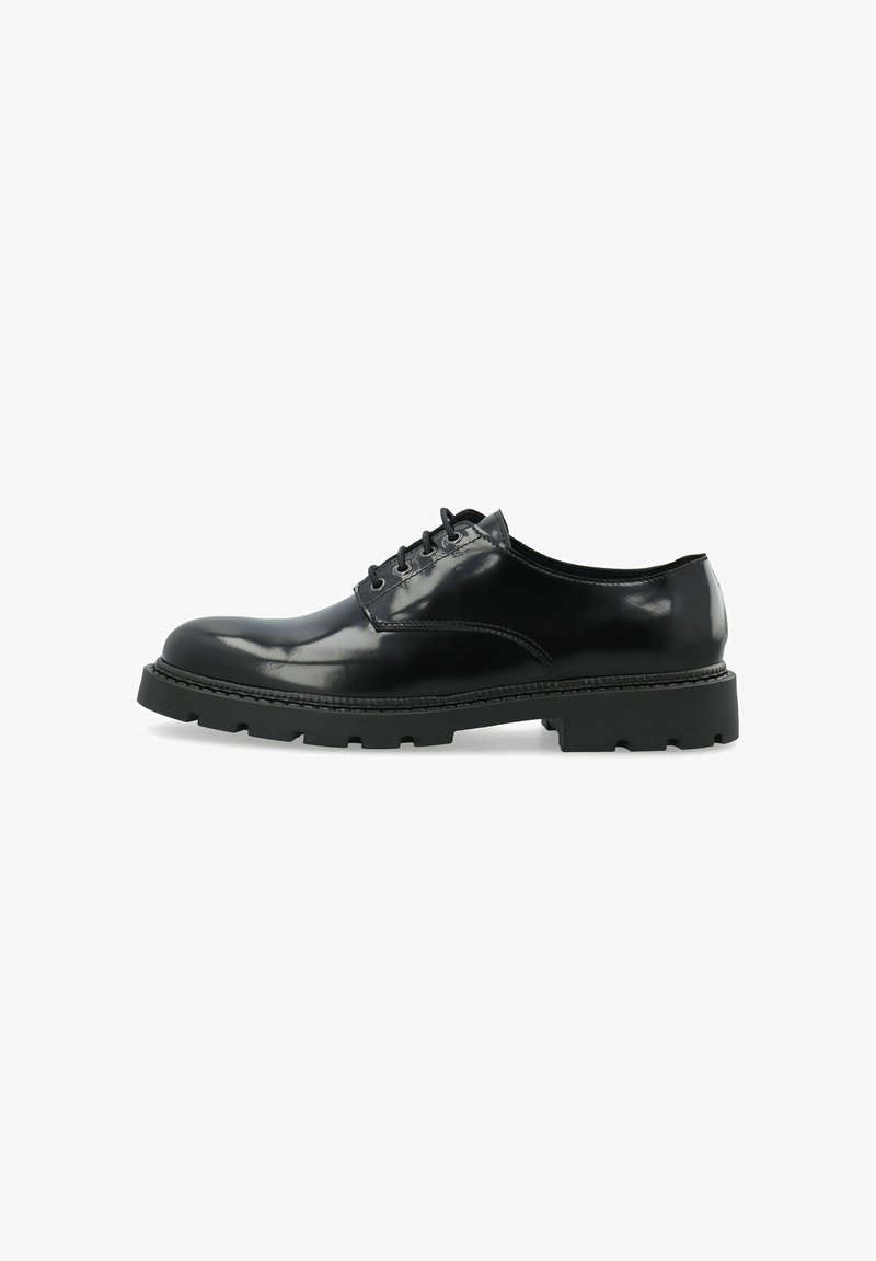 Chaussure de ville en cuir noir à lacets avec semelle épaisse texturée et finition lisse et polie, vue de côté sur fond blanc.