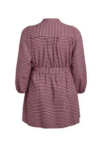 Czerwona i biała koszulowa sukienka w kratkę zebrana w pasie, z długimi puff sleeves i kołnierzykiem, o gładkiej teksturze materiału.