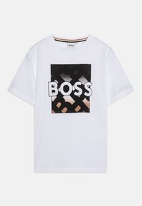T-shirt en coton blanc avec un grand carr é graphique noir et orange portant le mot "BOSS" en lettres blanches en gras au centre.