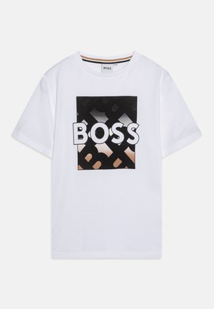 T-shirt en coton blanc avec un grand carré graphique noir et orange portant le mot "BOSS" en lettres blanches en gras au centre.
